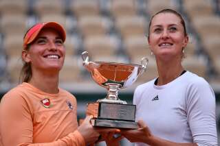 Timea Babos (gauche) et Kristina Mladenovic (droite), ici soulevant leur trophée du tournoi double remporté à Roland-Garros à Paris, le 11 octobre 2020.