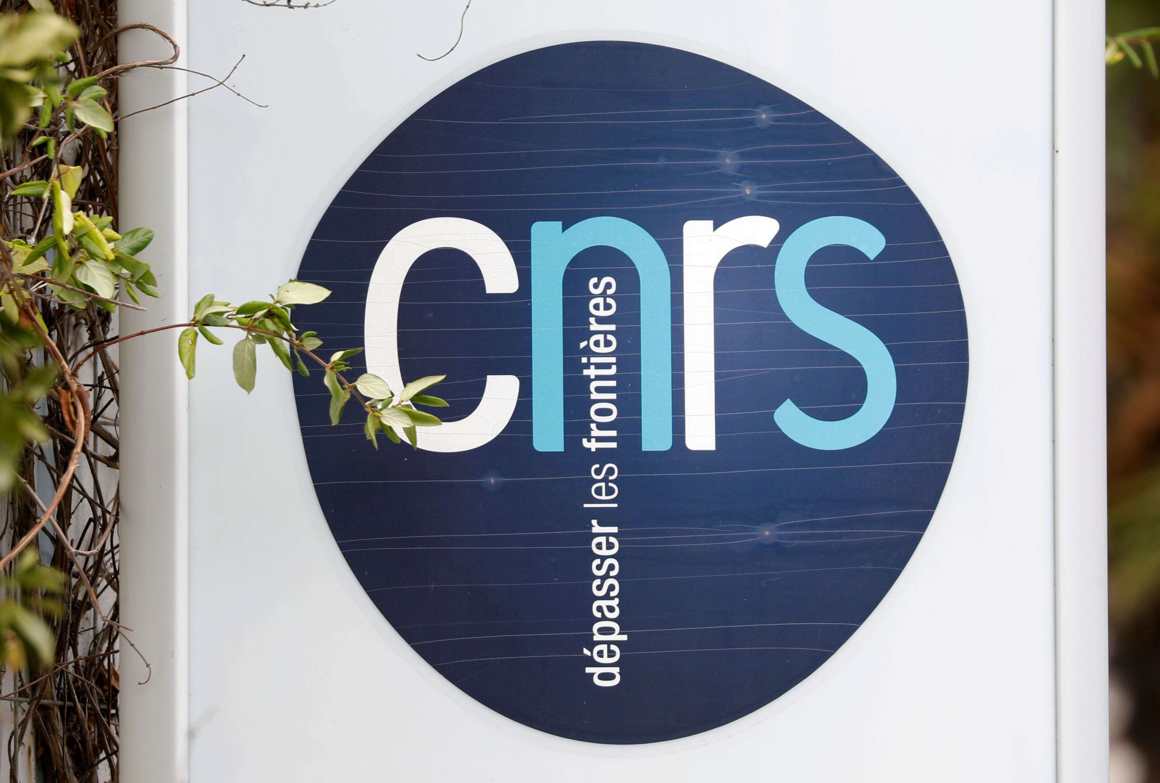 Le CNRS a décidé de recadrer ses scientifiques qui prennent position au-delà de leur domaine de compétence sur la question du covid-19 et de la vaccination (photo d'archive prise en août 2020 à Paris).