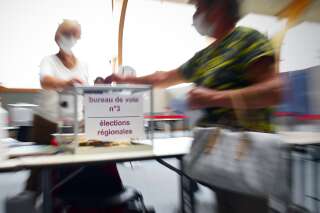 Au contraire de ce qu'il s'est passé dans l'Hexagone, en Outre-mer, les élections régionales 2021 ont donné lieu à de nombreux changements de couleur politique (photo prise à Saint-Rémy-sur-Avre, en Eure-et-Loire, durant le second tour des régionales).