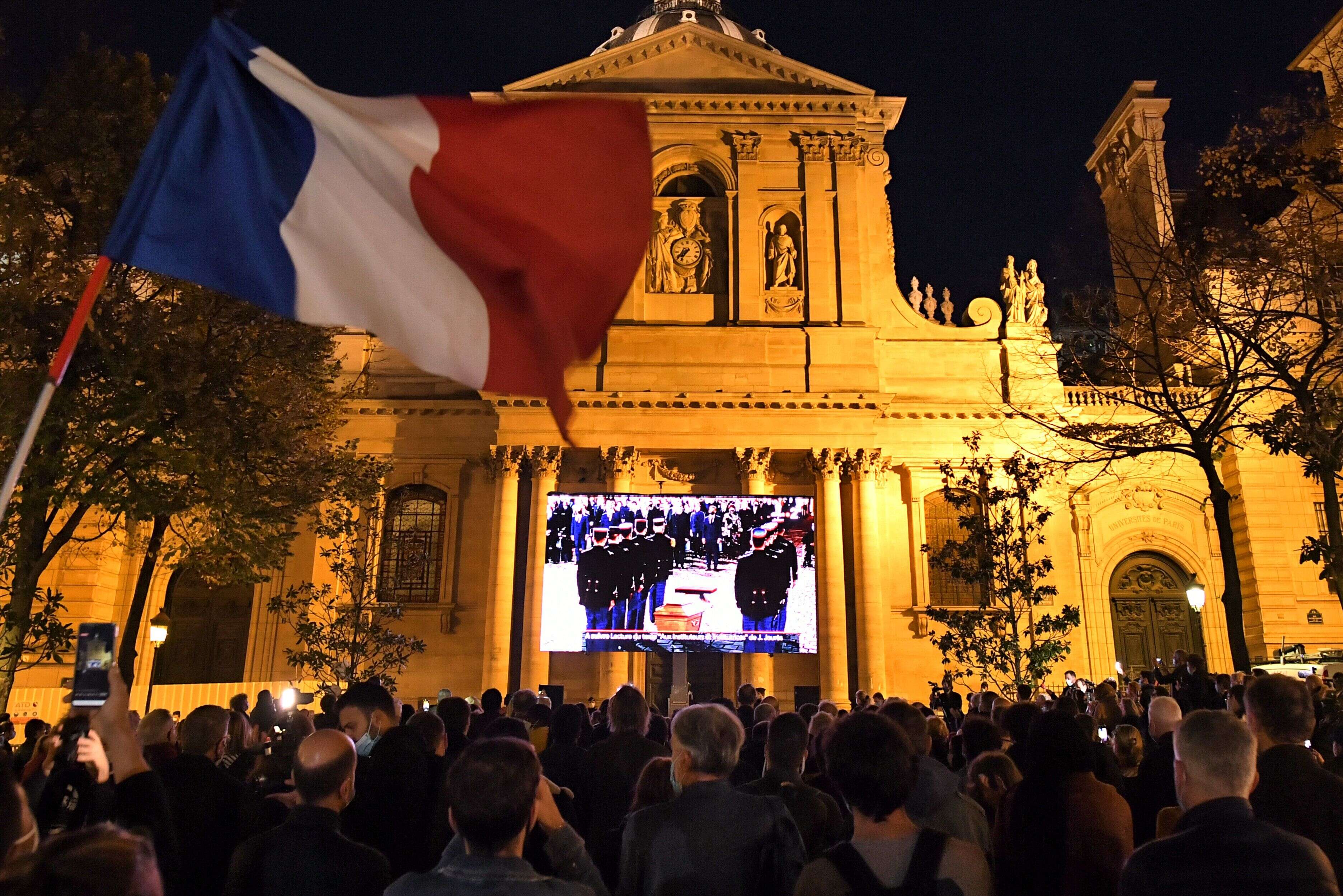 Un drapeau républicain devant la Sorbonne, le 21 octobre, lors de l'hommage national à Samuel Paty, assassiné dans un attentat terroriste islamiste à Conflans-Saint-Honorine
