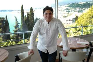 Le chef Mauro Colagreco dans son restaurant le Mirazur, distingué dans la nouvelle catégorie du Guide Michelin, 