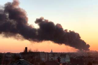 De la fumée s'élève après que le quartier de l'aéroport de la ville de Lviv a été touché par un missile, le 18 mars 2022.