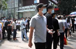 Des habitants de Pékin attendant de se faire dépister du Covid-19, le 18 juin 2020.