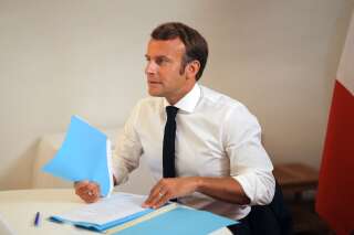 Emmanuel Macron assistant à un Conseil de défense en visioconférence au Fort de Brégançon le 11 août 2020.