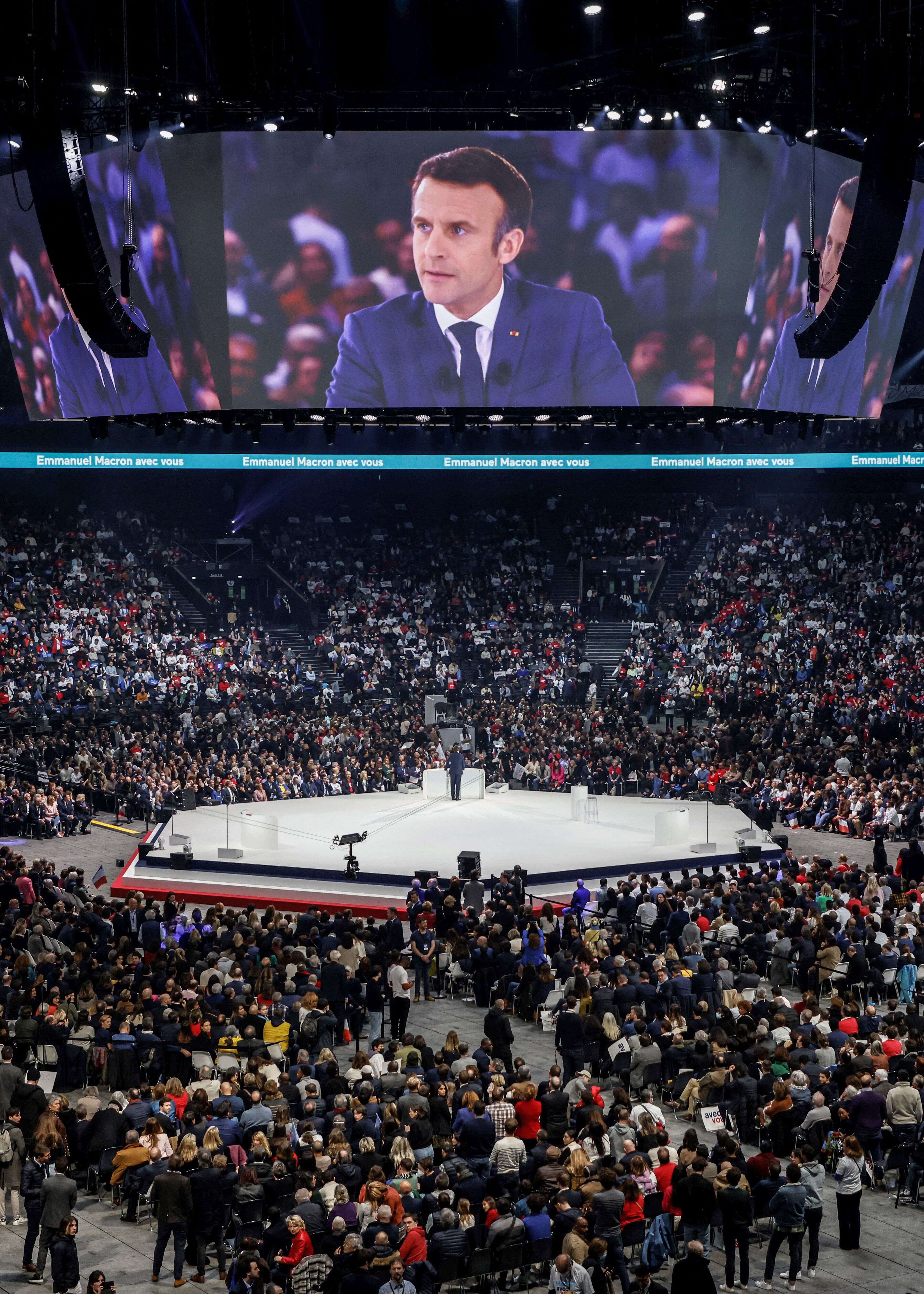 Emmanuel Macron lors de son meeting au Défense Arena le 2 avril 2022.