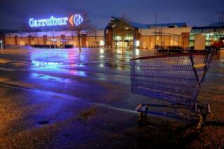 Supermarché Carrefour la nuit