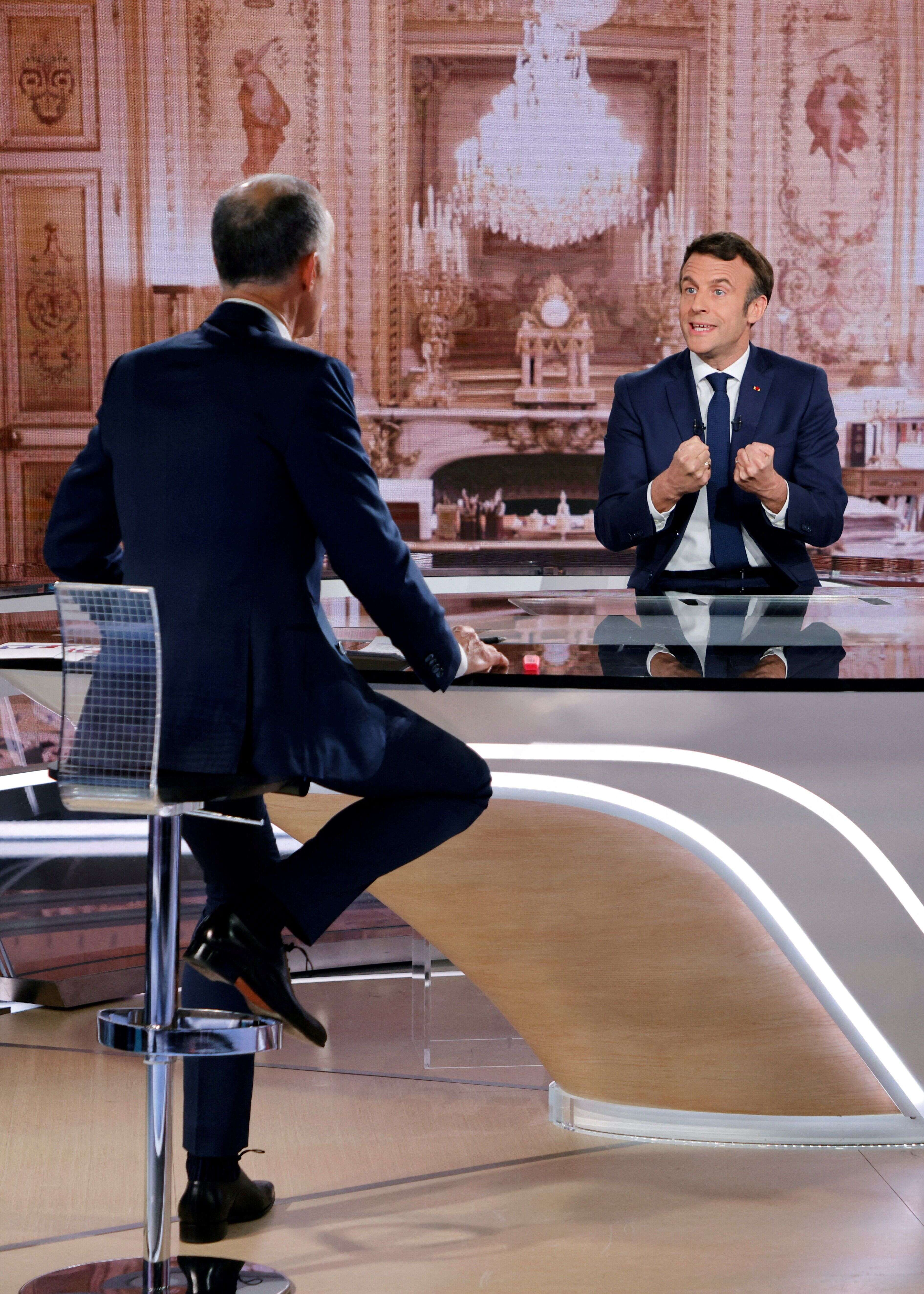 Emmanuel Macron, ici sur TF1 face au journaliste Gilles Bouleau, le 6 avril 2022.