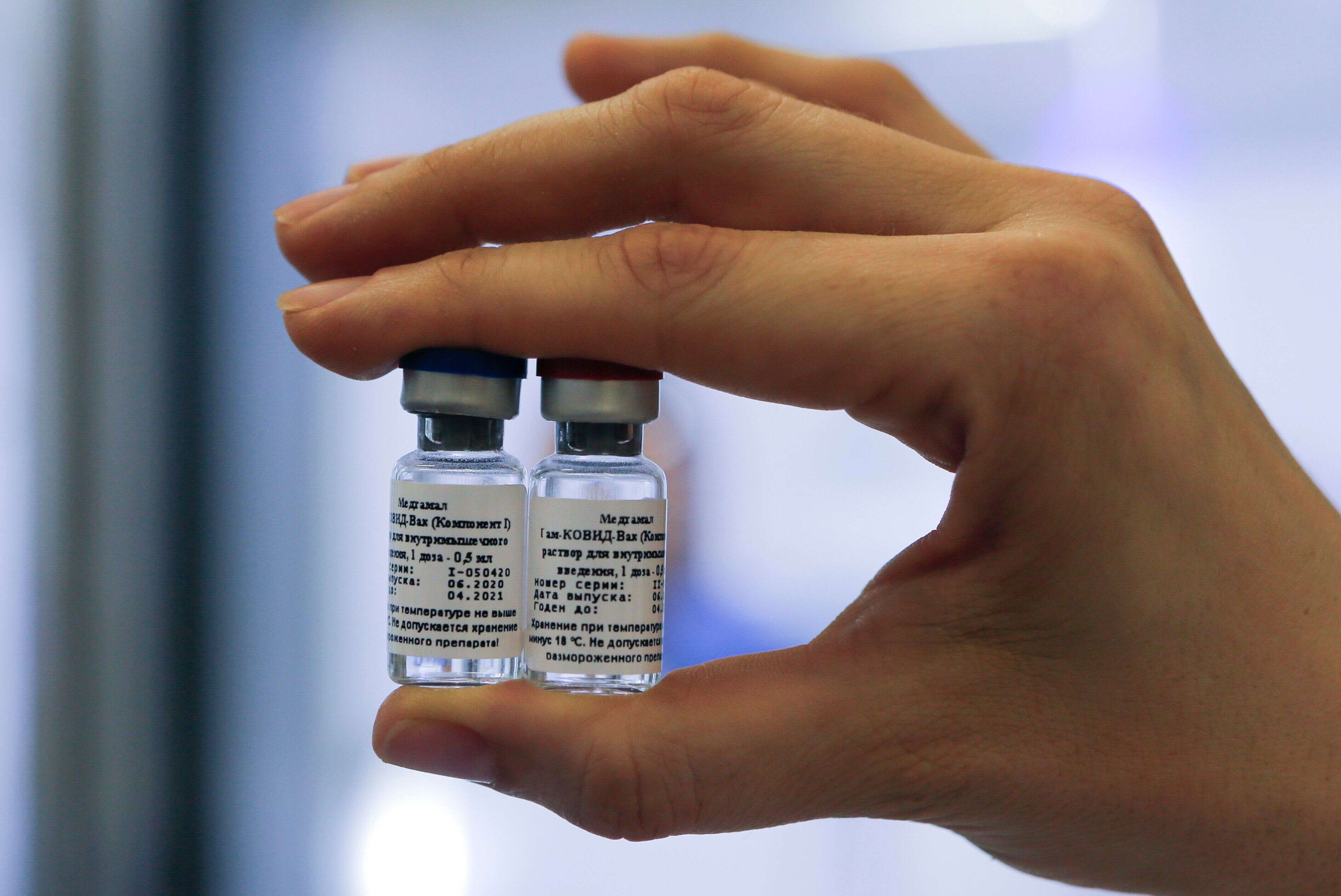 Des échantillons du vaccin russe contre le coronavirus, le 6 août 2020, au centre Nikolai Gamaleya National Center of Epidemiology and Microbiology de Moscou (Alexander Zemlianichenko Jr/ Russian Direct Investment Fund via AP)