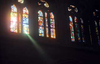 Photographie prise en mars 2009 illustrant le phénomène de lumière verte qui se produisait lors de chaque équinoxe dans la cathédrale de Strasbourg.