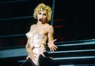 Madonna, ici en 1990, avec, sur elle, le célèbre bustier à seins coniques créé par Jean Paul Gaultier.