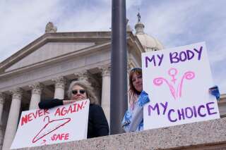 Deux manifestantes pour le droit à l'avortement après la promulgation d'une loi très restrictive en Oklahoma, le 13 avril 2022.