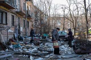 Les bombardements russes continuent en Ukraine, la situation humanitaire empire <br />(Photo de civils à Kiev après les bombardements le 19 mars 2022 par Alex Chan Tsz Yuk/SOPA Images/LightRocket via Getty Images)