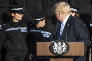 Boris Johnson critiqué pour avoir continué un discours malgré le malaise d'une policière