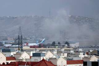 De la fumée s'élève au-dessus de Kaboul après l'attentat revendiqué par Daech près de l'aéroport de Kaboul, le 26 août 2021.
