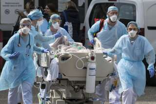 Le nombre de personnes hospitalisées en réanimation à cause du Covid-19 continue de baisser en France (Image d'illustration: des soignants à l'hôpital Emile Muller de Mulhouse le 22 mars).