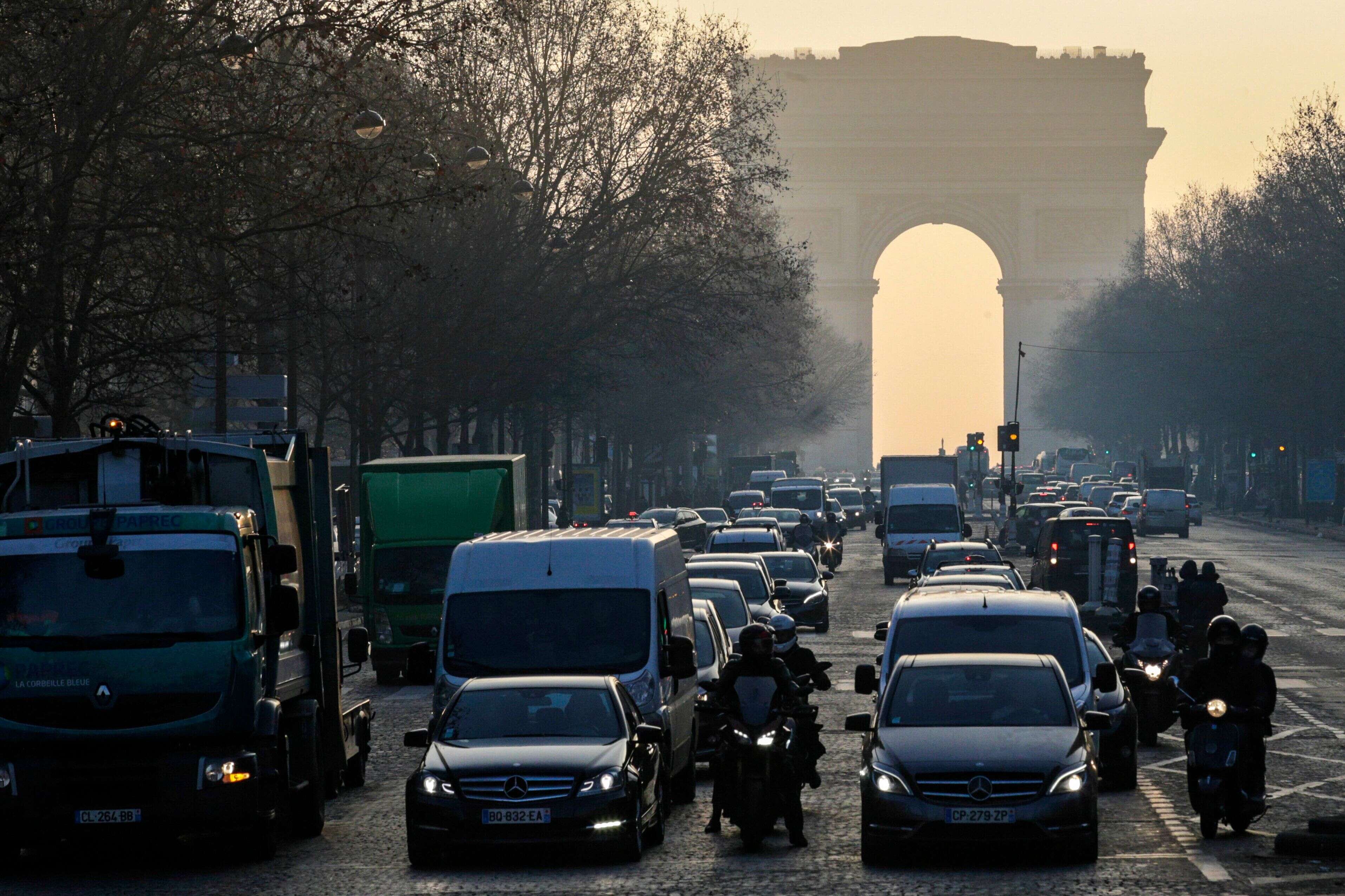 Une semaine après l'introduction des vignettes anti-pollution Crit'Air, la circulation des véhicules les plus polluants était interdite à Paris le 23 janvier 2017 lors d'un pic de pollution, pour lutter contre la surconcentration de particules fines.