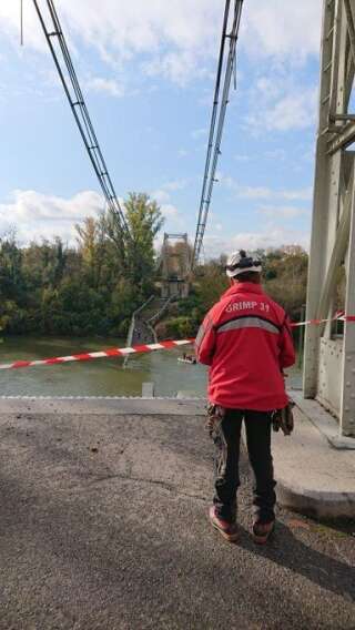 Ce lundi 18 novembre, le pont suspendu de Mirepoix-sur-Tarn s'est effondré. Au moins une jeune fille est morte dans la catastrophe.