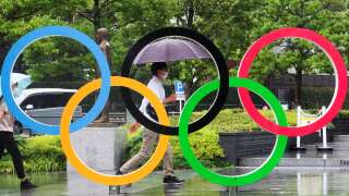 (Photo d'illustration d'un homme devant les bâtiments du comité olympique japonais le 19 juin 2021)