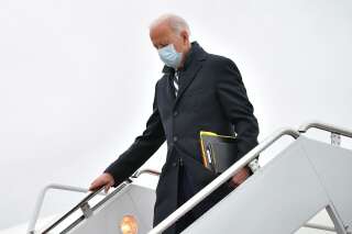 Joe Biden, président des États-Unis, descend de l'avion présidentiel Air Force One le 1er mars 2021