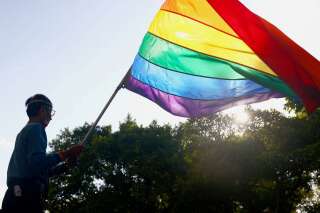 Une enquête avait été ouverte lundi à Montpellier après la disparition d'un adolescent transgenre (Photo d'illustration: une personne brandit le drapeau LGBTQI+ en octobre 2020. REUTERS/Ann Wang)