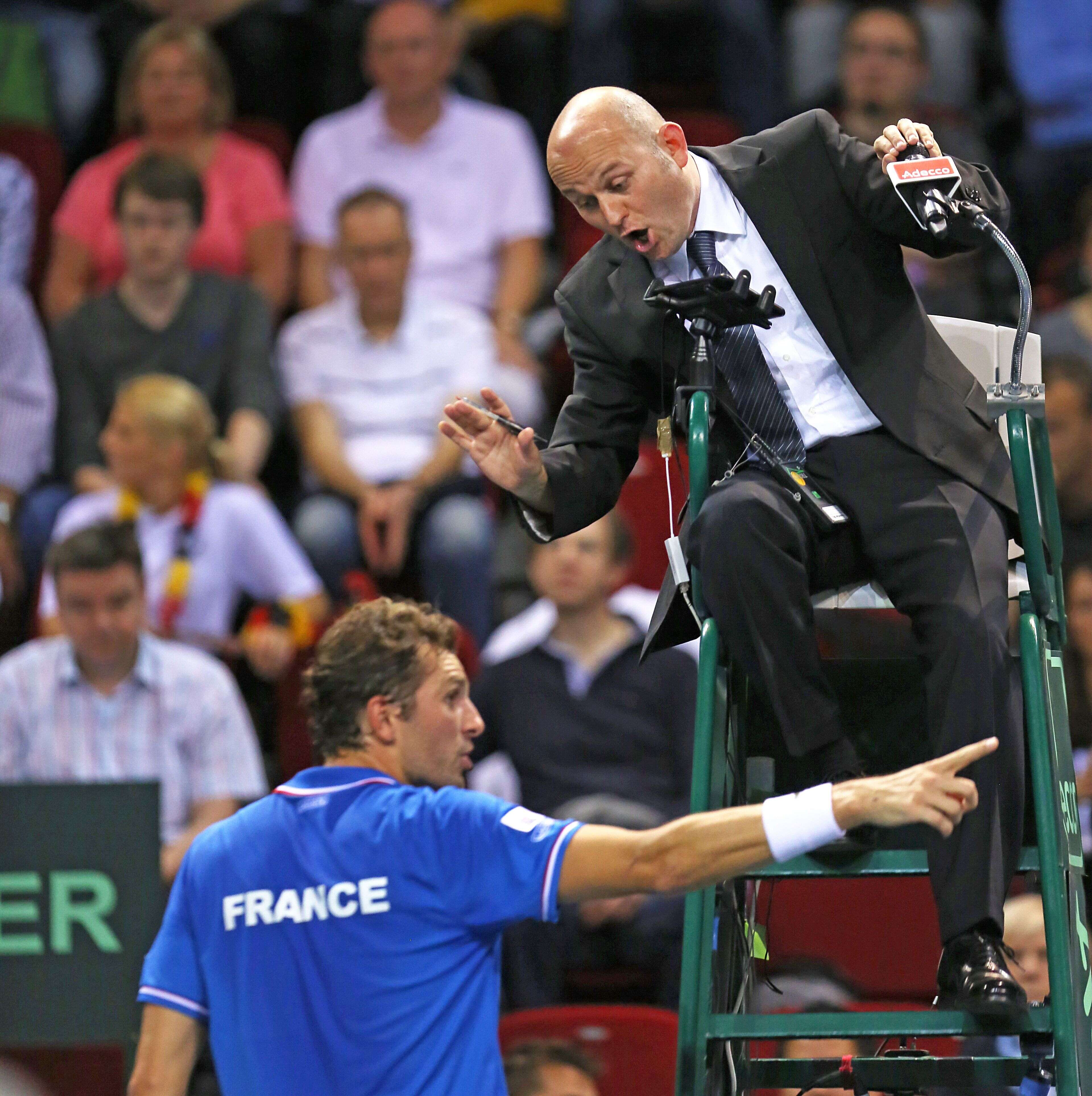 L'arbitre de chaise italien Gianluca Moscarella, lors d'un match de la Coupe Davis le 4 avril 2014 en France.