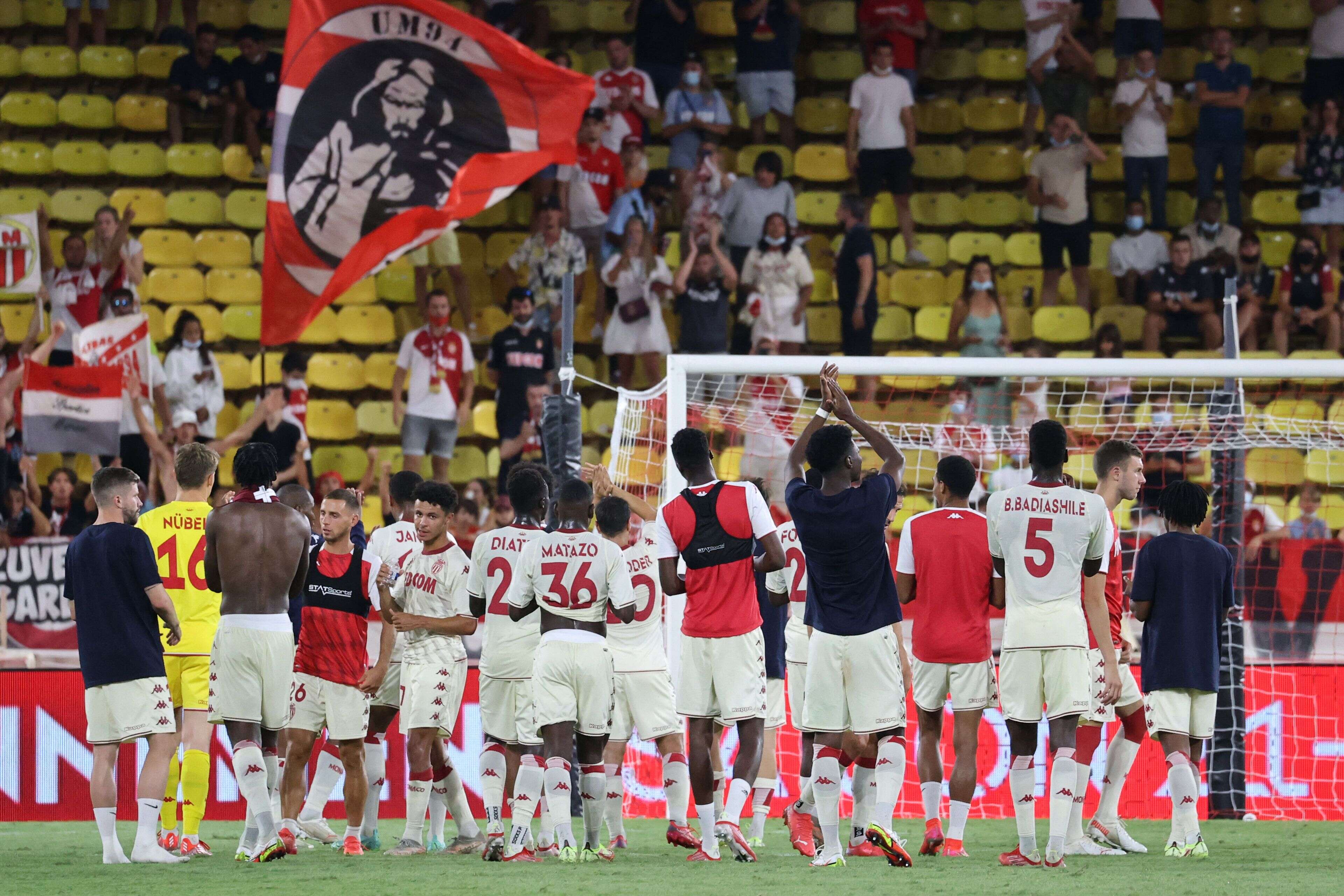 Les joueurs monégasques saluent leurs supporters après leur victoire face au Sparta Prague au stade Louis II, le 10 août 2021.