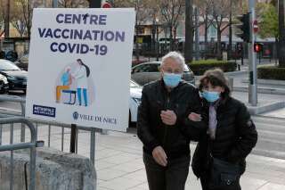 Un couple arrive devant un centre de vaccination contre le Covid-19 (photo d'illustration)