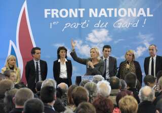 Marine Le Pen, ici en campagne en 2014 dans le Gard avec Yoann Gillet (deuxième en partant de la gauche), a vivement dénoncé l'agression de l'élu RN à Nîmes dans la nuit de samedi à dimanche.
