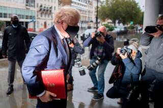 Le Premier ministre britannique Boris Johnson arrivant à la BBC le 4 octobre 2020, alors qu'un accord économique post-Brexit n'est pas encore sécurisé avec l'UE. (Photo JUSTIN TALLIS/AFP via Getty Images)