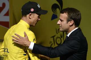 Tour de France: Macron, premier président à croiser un maillot jaune français depuis Mitterrand