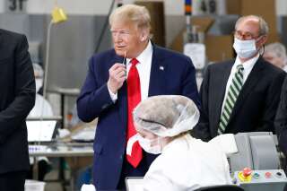 Donald Trump a estimé que s'il y avait plus de cas de coronavirus aux États-Unis, c'était parce que l'on y menait plus de tests. Il a déclaré avoir demandé aux professionnels de santé de limiter les dépistages, ce que les experts qui l'entourent ont démenti. (photo prise en juin 2020 dans le Maine, lors d'une visite d'un fabricant de test)