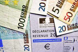 Feuille de déclaration des revenus et billets en euros. (Photo by Michel GILE/Gamma-Rapho via Getty Images)
