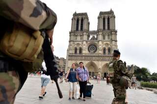 Des soldats de l'opération Sentinelle patrouillant devant Notre-Dame de Paris en 2016, année où des femmes avaient tenté de faire exploser une voiture remplie de bonbonnes de gaz devant la cathédrale.