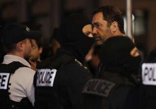 Le ministre de l'Intérieur Christophe Castaner salue des policiers à Lyon, après l'explosion d'un colis piégé dans le centre-ville.