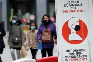Des passants portant le masque dans les rues de Bruxelles le 27 octobre alors que la Belgique a mis en place de nouvelles restrictions face au covid-19 (Photo Dursun Aydemir/Anadolu Agency via Getty Images)
