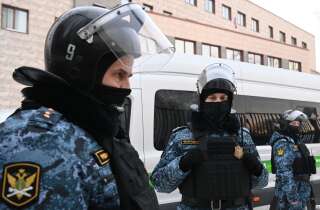 La police monte la garde à Moscou devant le tribunal de grande instance, pendant le jugement d'Alexei Navalny le 20 février 2021