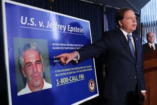 La police de New York avait arrêté Jeffrey Epstein, poursuivi pour des crimes sexuels qui auraient été perpétrés contre des mineures.