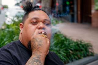 La Nouvelle-Zélande va interdire progressivement la cigarette (photo d'illlustration: un homme fumant une cigarette à Auckland, le 9 décembre 2021).