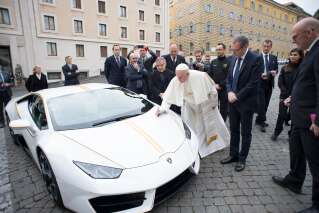 Le pape François reçoit une Lamborghini blanche en cadeau, il se contente de la signer