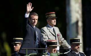 Emmanuel Macron aux côté du général Pierre de Villiers, le 14 juillet 2017 à Paris