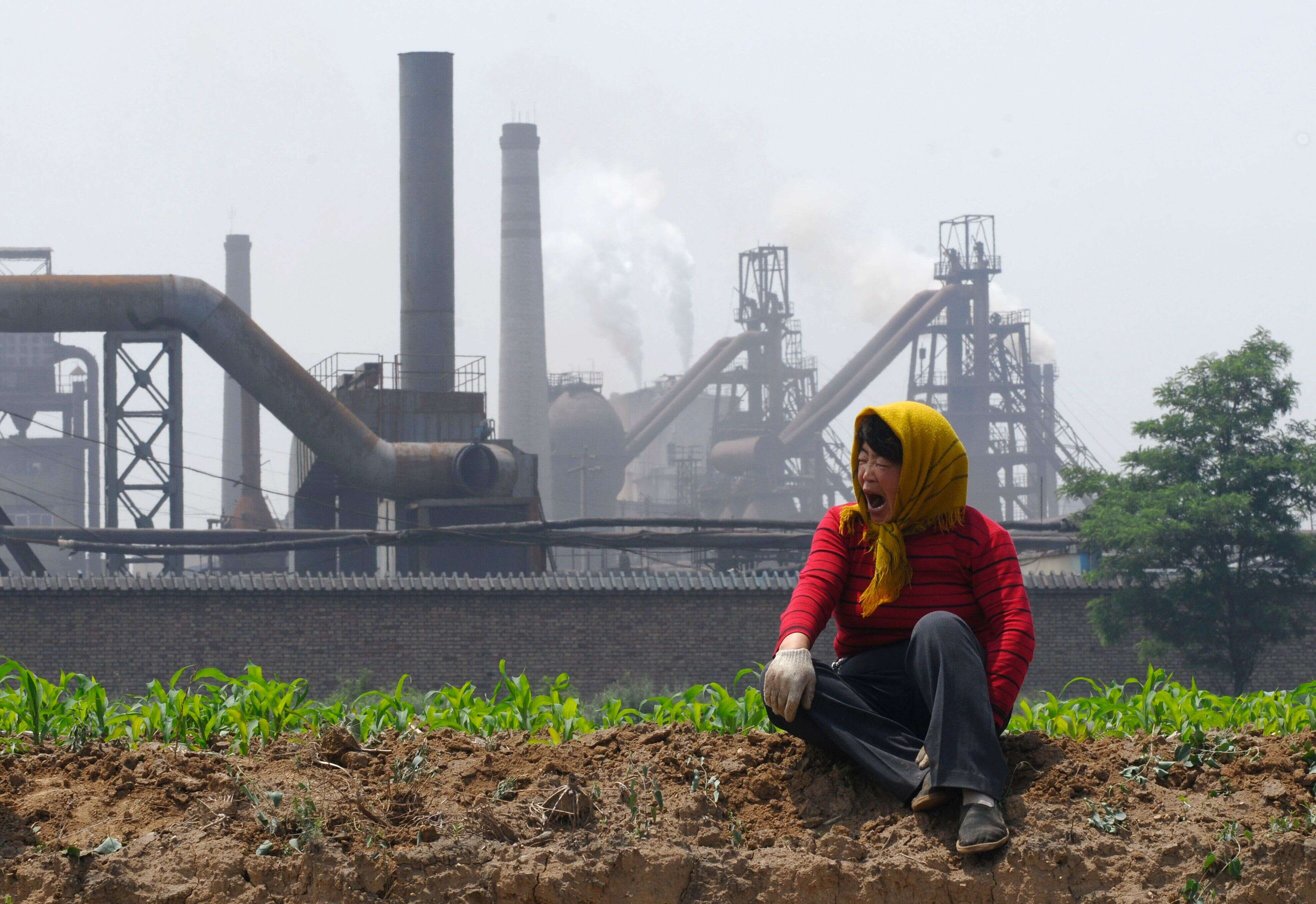 Dans le secteur de l'énergie, les émissions de CO2 ont baissé, une bonne nouvelle mais l'amélioration risque d'être temporaire, selon Climate Transparency. Image d'illustration: une agricultrice devant une cokerie à Changz, en Chine.