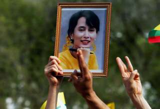 Des manifestants portent un portrait de Aung San Suu Kyi à Myanmar le 22 février 2021.