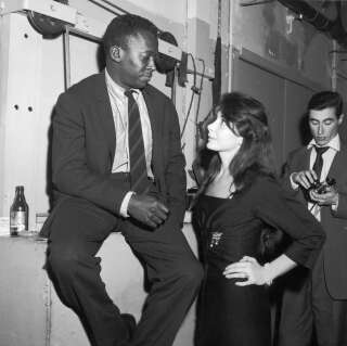 Juliette Greco et Miles Davis, un amour impossible empêché par le racisme, ici en photo au club Saint Germain à Paris en 1958.