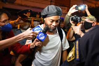 Après cinq mois de détention au Paraguay pour usage de passeports falsifiés, le joueur de football Ronaldinho vient d'être libéré.