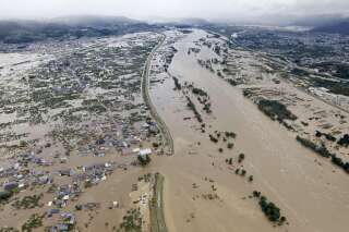 Des zones résidentielles inondées par le fleuve Shinano après le passage du typhon Hagibis dans la région de Nagano, dans le centre du Japon, ce 13 octobre.