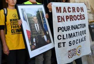 Deux militants qui avaient décroché un portrait d'Emmanuel Macron pour dénoncer son 