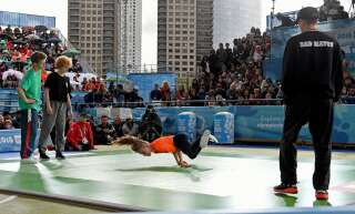 Le breakdance sera bel et bien au programme des Jeux Olympiques 2024. Cette discipline a attiré l'attention des hautes instances sportives en 2018, lors de sa première apparition aux Jeux de la jeunesse de Buenos Aires.