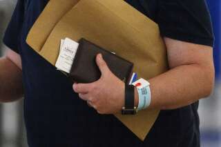 Photo d'un bracelet traceur de quarantaine mis en place à Hong Kong pour contenir l'épidémie de coronavirus.