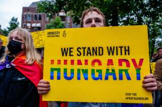 Ce que dit vraiment la loi homophobe hongroise qui agite l'Euro et l'UE (Photo d'illustration: manifestation pour les droits LGBTQ en Hongrie après l'adoption d'une loi homophobe par le gouvernement de Viktor Orban. Photo prise aux Pays-Bas le 21 juin 2021 par Romy Arroyo Fernandez/NurPhoto via Getty Images)