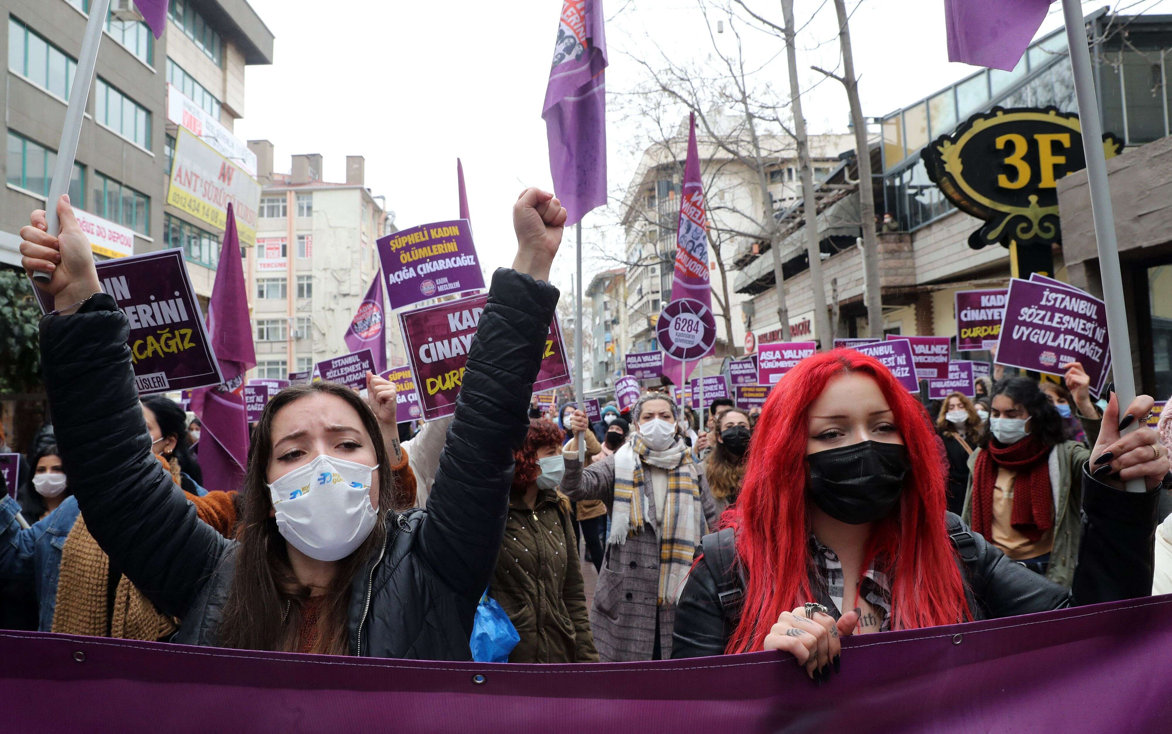 Des femmes participent à des manifestations le 20 mars 2021 contre le retrait de la Turquie de la Convention d'Istanbul contre les violences sexistes.